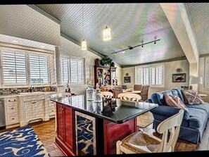 Smart TV, DVD player, table tennis, books - Oceanfront Penthouse Views,Elegant Natural Finishes,WiFi, 5 TV's, 4Bed, 3Bath (Fernandina)