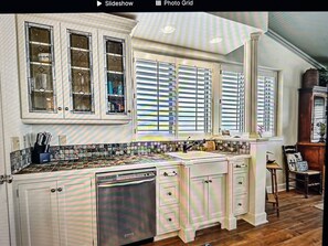 Fridge, microwave, oven, stovetop - Oceanfront Penthouse Views,Elegant Natural Finishes,WiFi, 5 TV's, 4Bed, 3Bath (Fernandina)