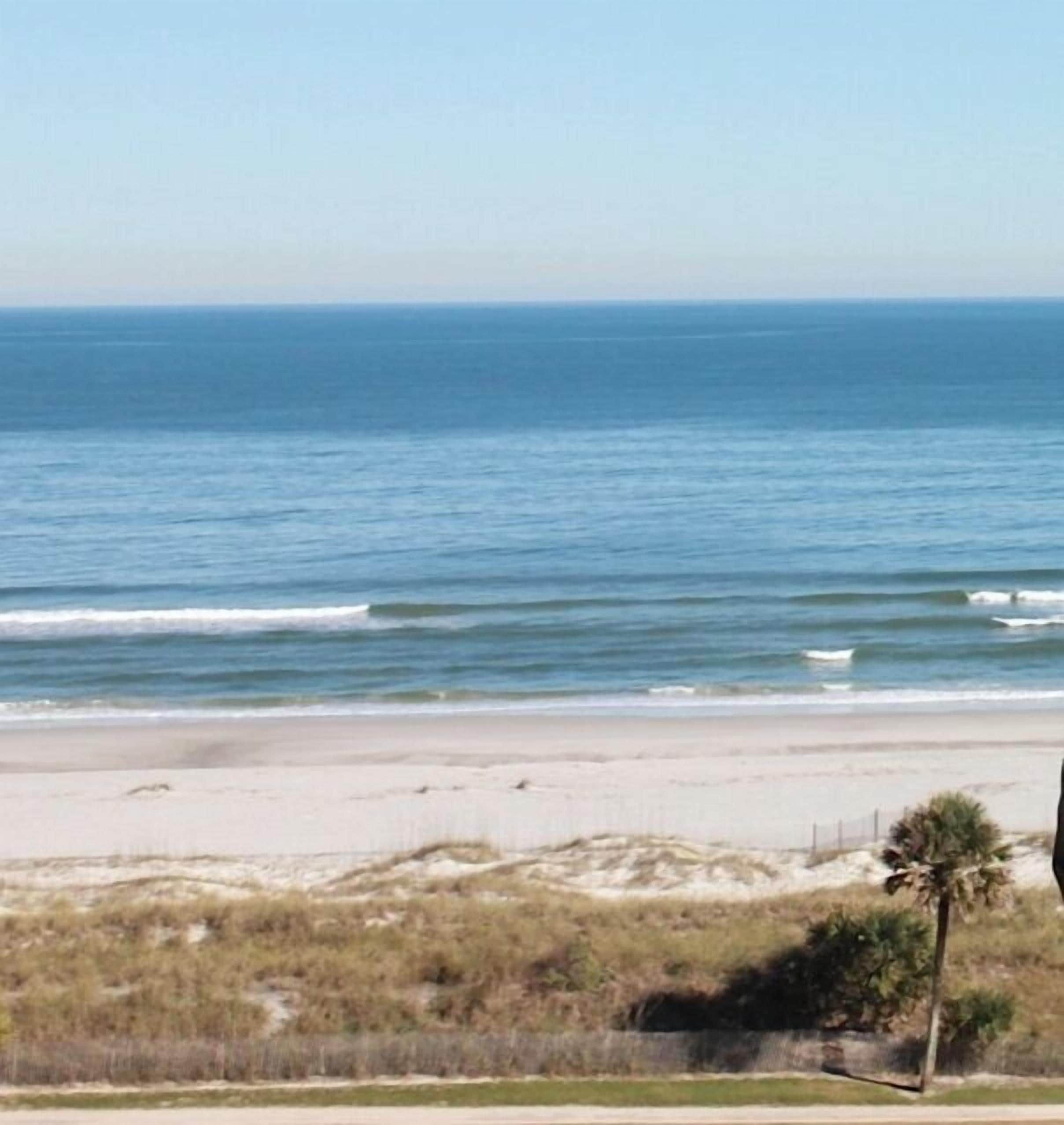 På stranden, solsenger og strandhåndklær