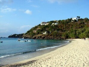 On the beach - Villa Tryst, Waterfront Hull Bay Beach (Northside)
