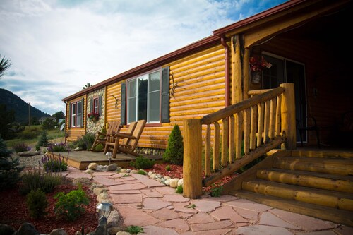 Snowed Inn Estes with detached guesthouse