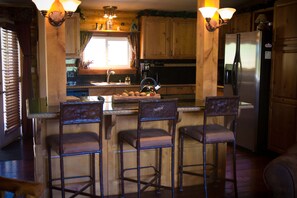 Fridge, microwave, oven, stovetop - Snowed Inn Estes with detached guesthouse (Estes Park)