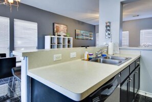 Køleskab, mikrobølgeovn, ovn, kogeplade