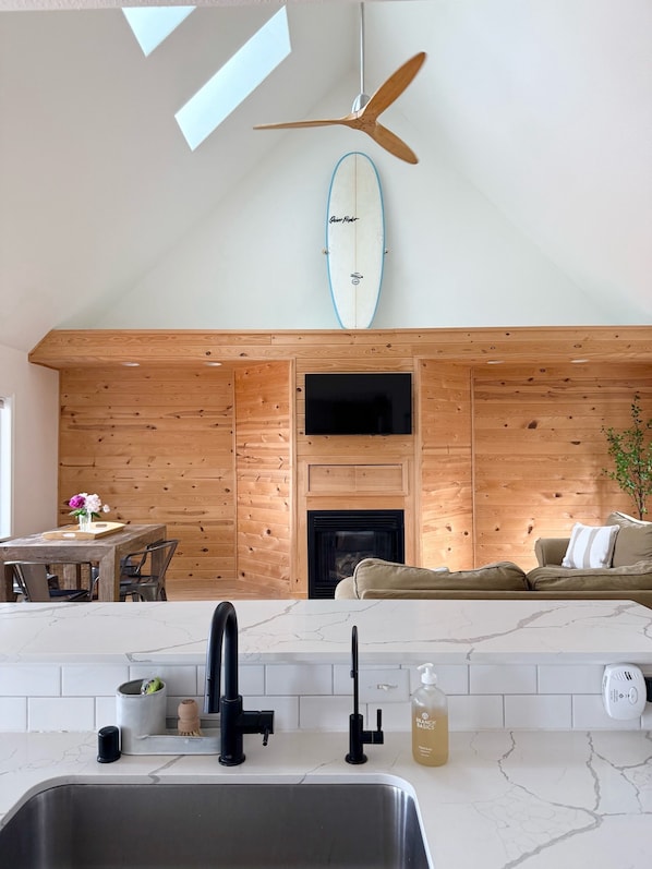 Smart TV, chimenea, reproductor de DVD y libros