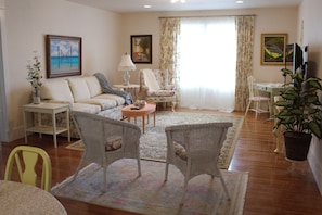 Smart TV, DVD player, books - New High End Guesthouse in Warm Beach, Stanwood, WA. (Stanwood)