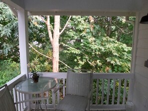 Outdoor dining - New High End Guesthouse in Warm Beach, Stanwood, WA. (Stanwood)