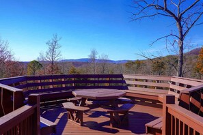 Outdoor dining - Spacious 5BR Mountain Escape Mt. Airy | With Views (Dobson)