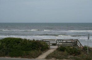 En la playa, camastros y toallas de playa 