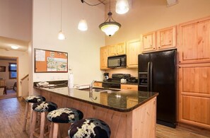 Jääkaappi, mikroaaltouuni, uuni, liesi