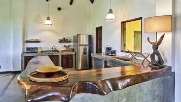 Refrigerador, parrilla de estufa, cafetera y tetera y tetera eléctrica