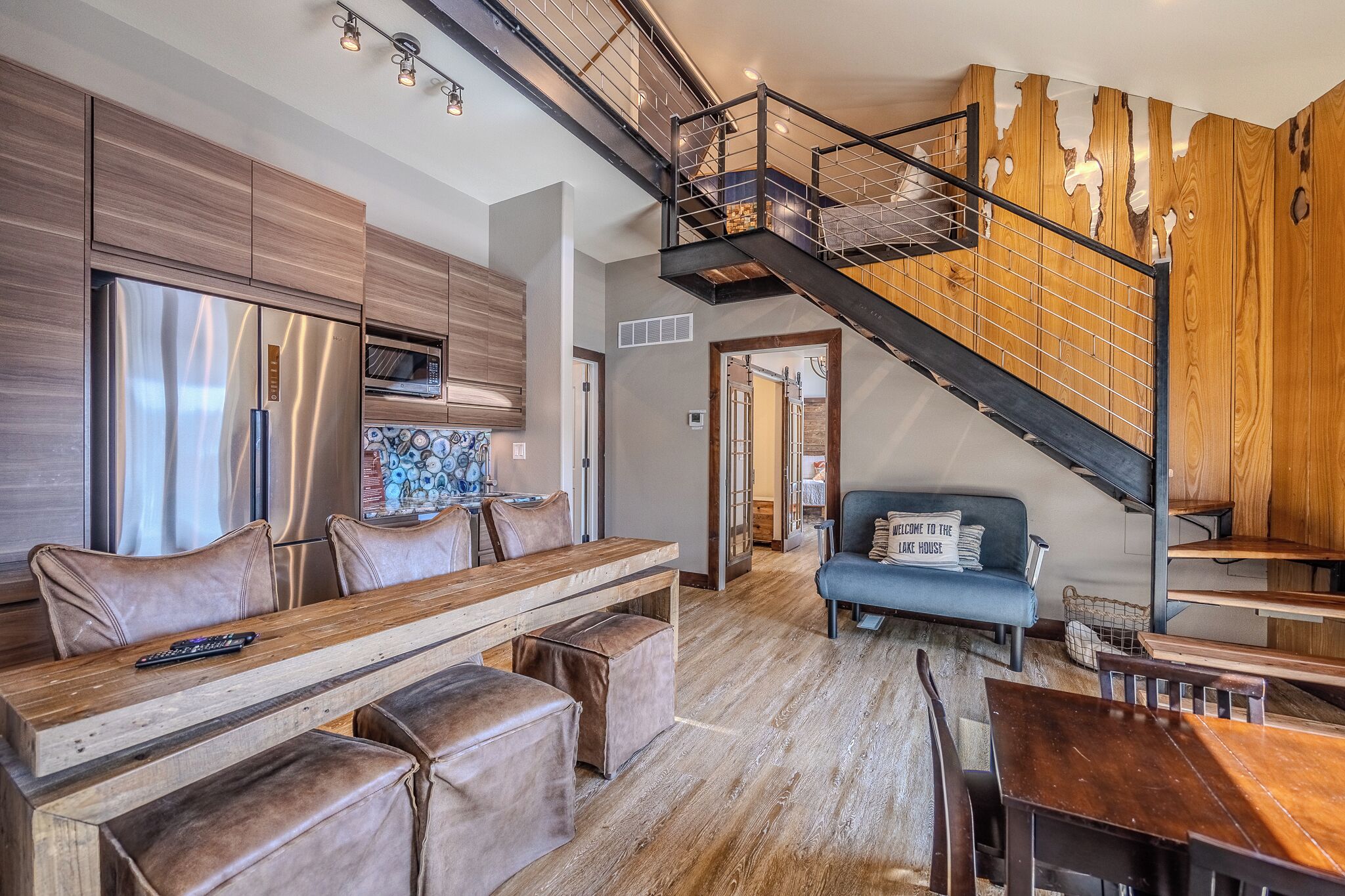 Smart-TV, Kamin, Videospiele, DVD-Player