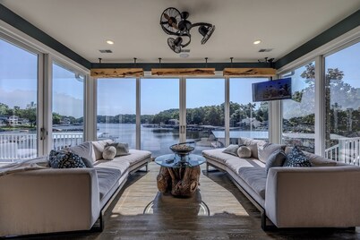 AÑADIDO A ESTRENAR ¡Aguas tranquilas, magníficas vistas, lote llano, rampa privada para botes!