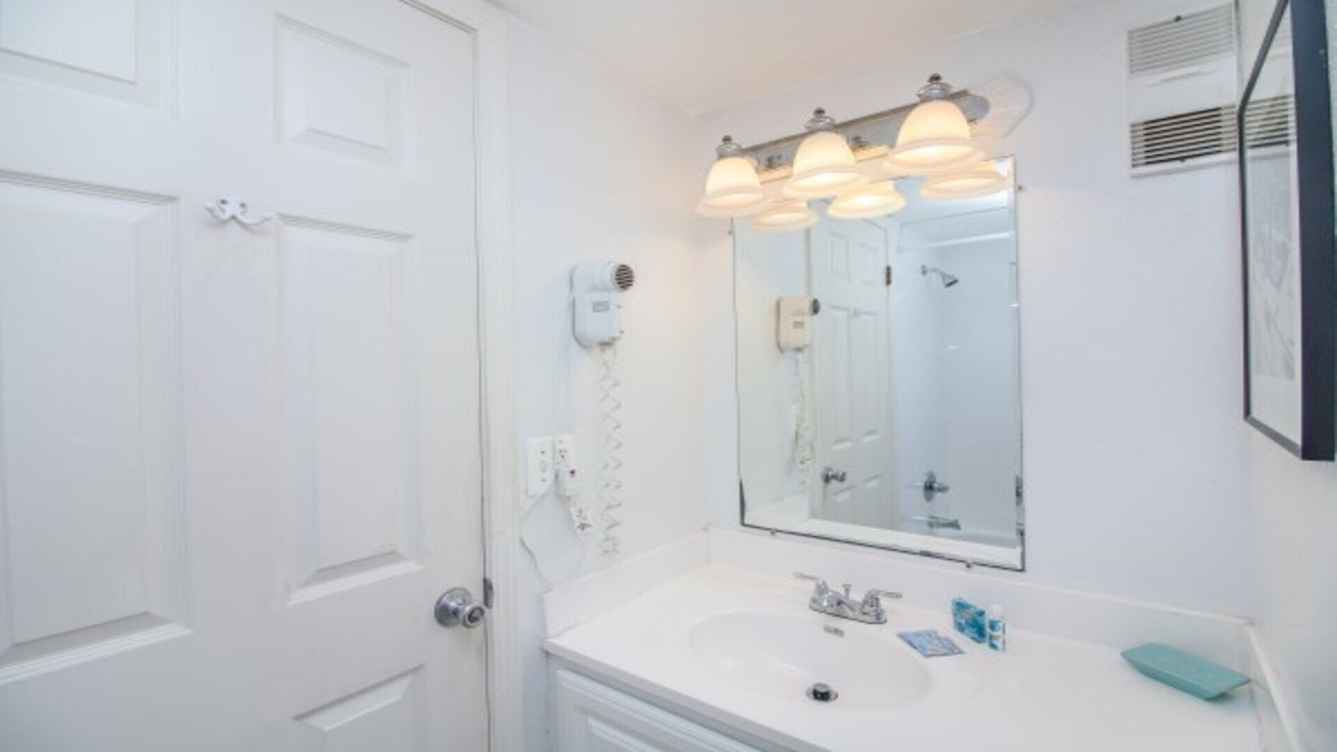 Ensemble baignoire-douche, séchoir à cheveux, serviettes fournies, savon