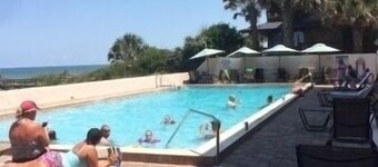  海に直接位置する温水プール付きのオーシャンフロントコンドミニアム