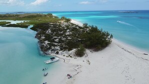 Sun-loungers, beach towels - Stunning Waterfront Home in Great Exuma, Bahamas! (Georgetown)