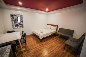 Decoración personalizada, muebles diferentes y wifi gratis