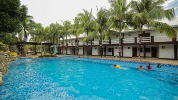 2 outdoor pools