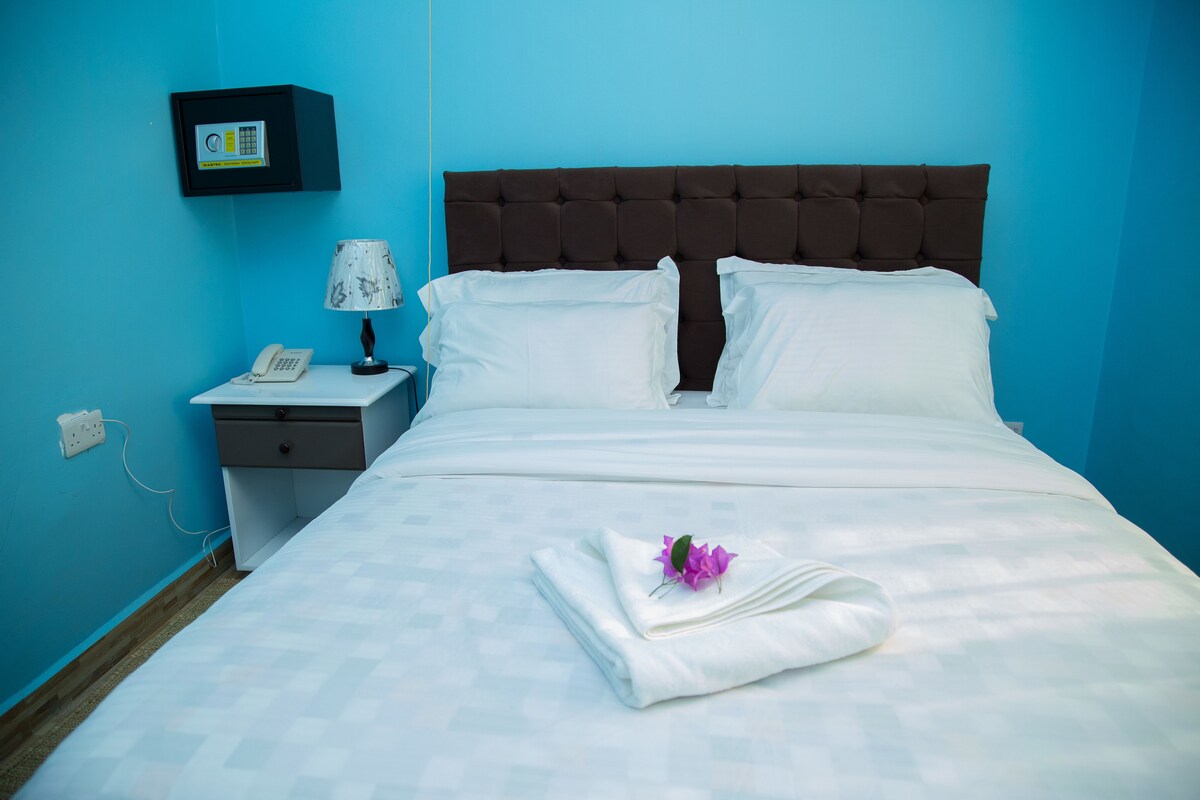Individuell dekoriert, individuell eingerichtet, schallisolierte Zimmer