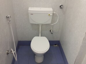 标准房 | 浴室 | 淋浴设施、免费洗浴用品、毛巾