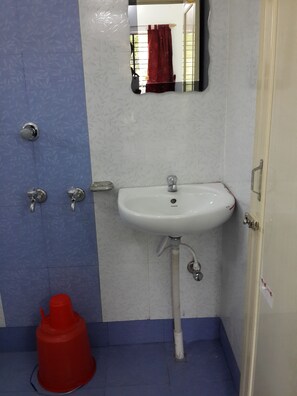 Standard Room | Bathroom sink - Lodge Lipika (Bolpur)