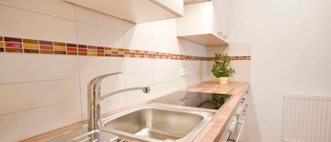 Coffee/tea maker, fridge, oven, dishwasher
