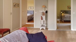 Una habitación con una cama, una estantería y una silla.