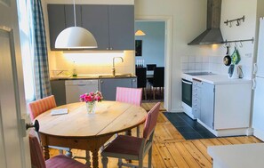 Frigorífic, placa de cuina, rentaplats i cafetera i tetera 