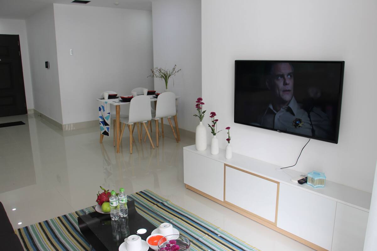 Télévision à écran plat de 23 pouces avec chaînes par câble, télévision