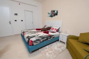 Habitación triple, 1 cama de matrimonio con sofá cama (Zaffiro) | Escritorio, tabla de planchar con plancha, cunas gratuitas y wifi gratis