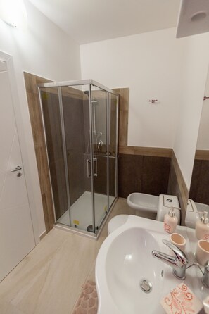 Dreibettzimmer, 1 Queen-Bett und Schlafsofa (Acqua Marina) | Badezimmer
