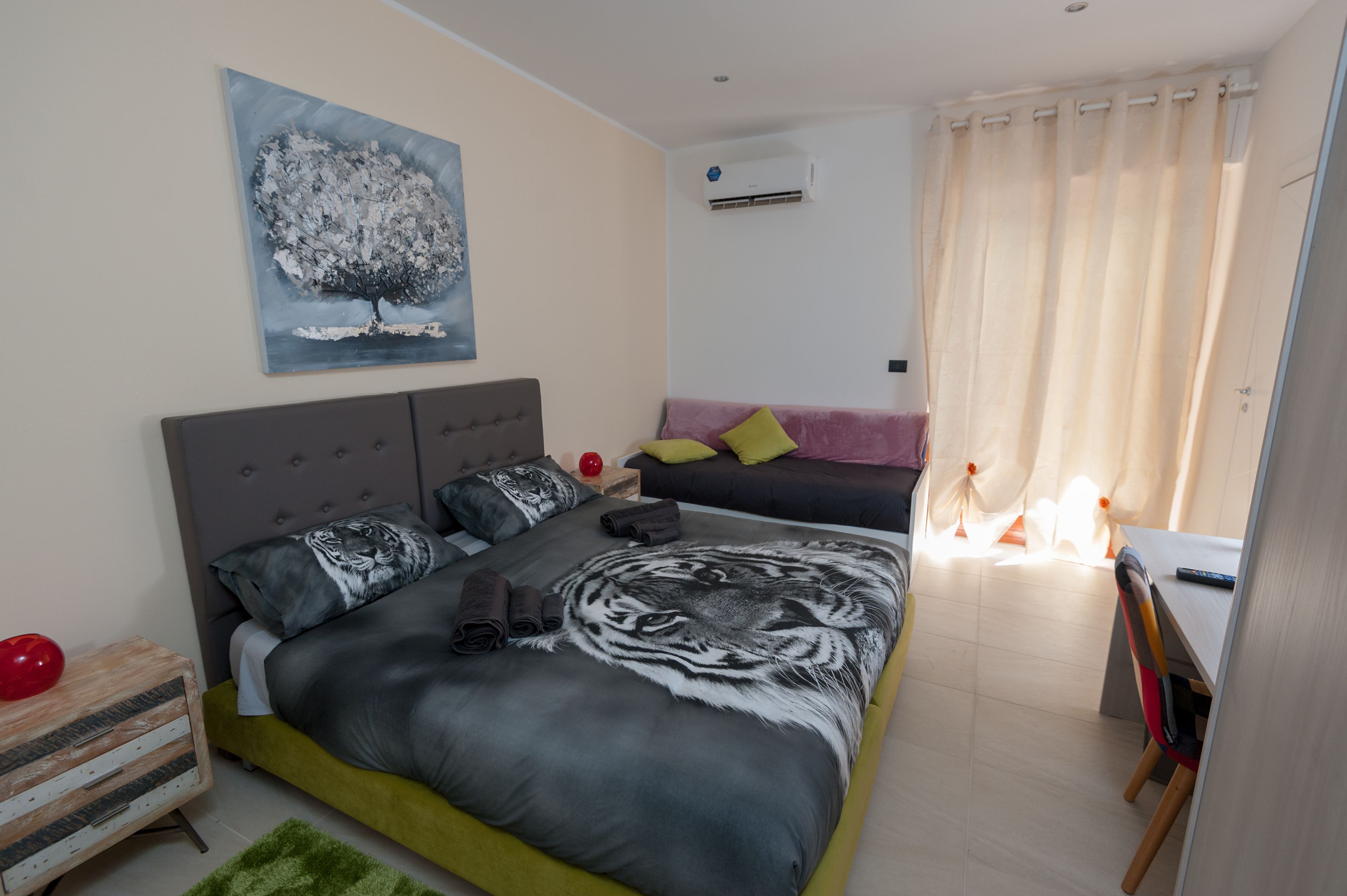 Habitación triple, 1 cama Queen size y sofá cama, Terraza (Smeraldo) | Escritorio, tabla de planchar con plancha y cunas gratuitas 