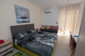 Chambre Triple, 1 grand lit et 1 canapé-lit, terrasse (Smeraldo)