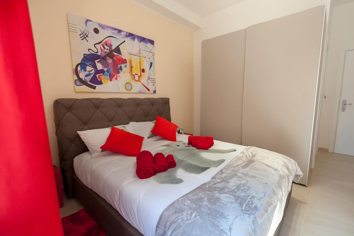 Double Room, 1 Queen Bed, Private Bathroom (Rubino) | Desk, iron/ironing board, free cribs/infant beds, free WiFi
