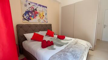 Camera doppia, 1 letto queen, bagno privato (Rubino) | Una scrivania, ferro/asse da stiro, culle/letti per bambini (gratuiti)