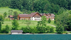 Un gran lodge con varias construcciones, un muelle y un lago.