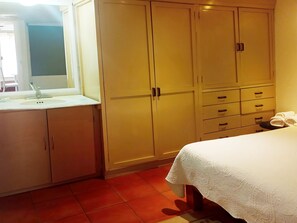 1 chambre, fer et planche à repasser, accès Internet