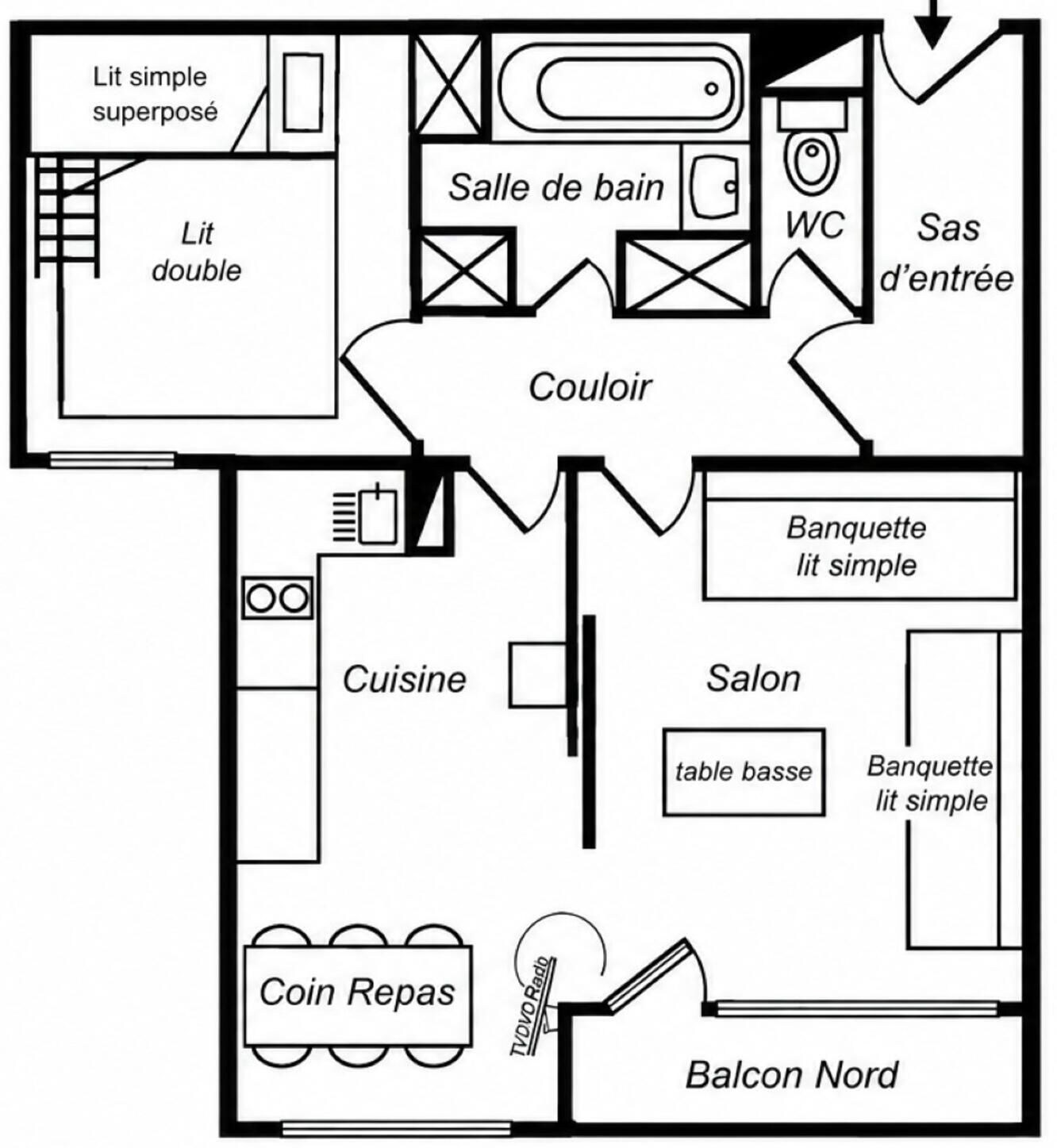 Pianta di un albergo che mostra un bagno semplice, una camera matrimoniale, angolo cottura, zona pranzo e un balcone.
