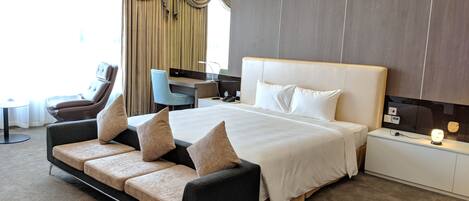 Deluxe King Room | Minibar, két bảo mật tại phòng, bàn