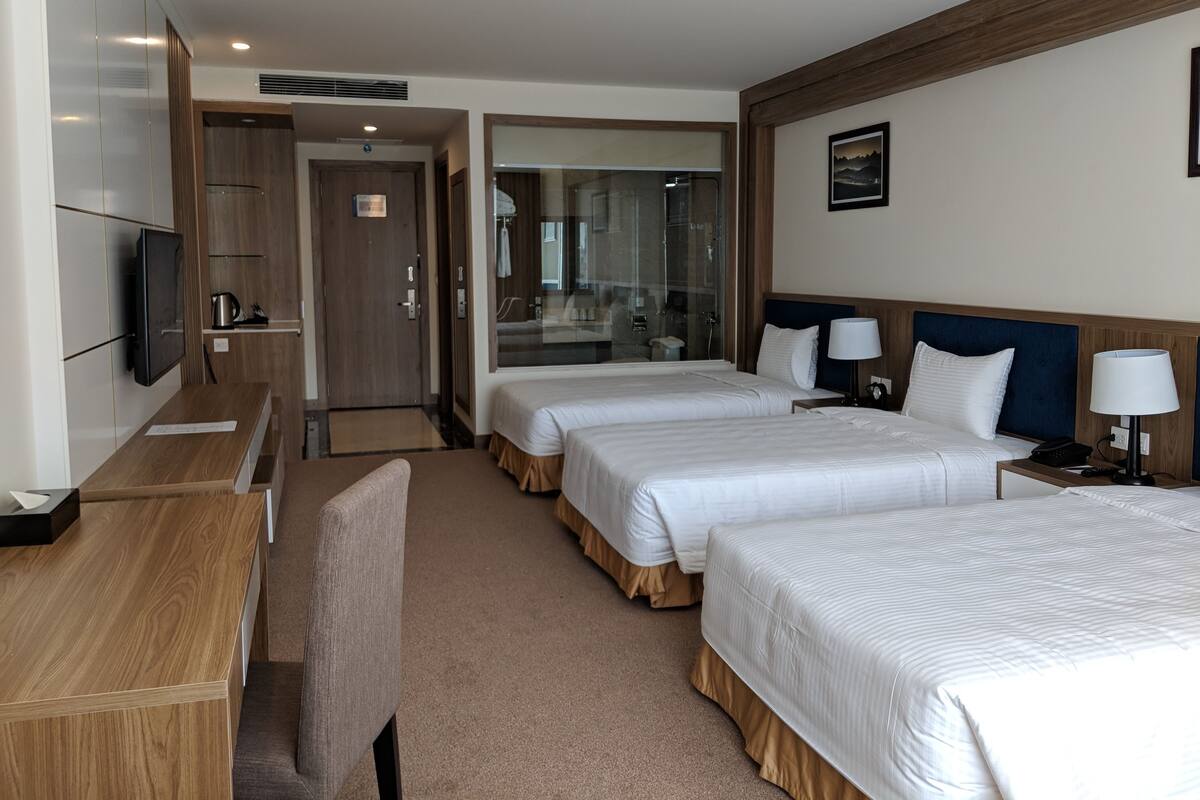 Habitación triple Deluxe, varias camas, vistas al lago | Minibar, caja fuerte, escritorio y espacio para trabajar con un portátil