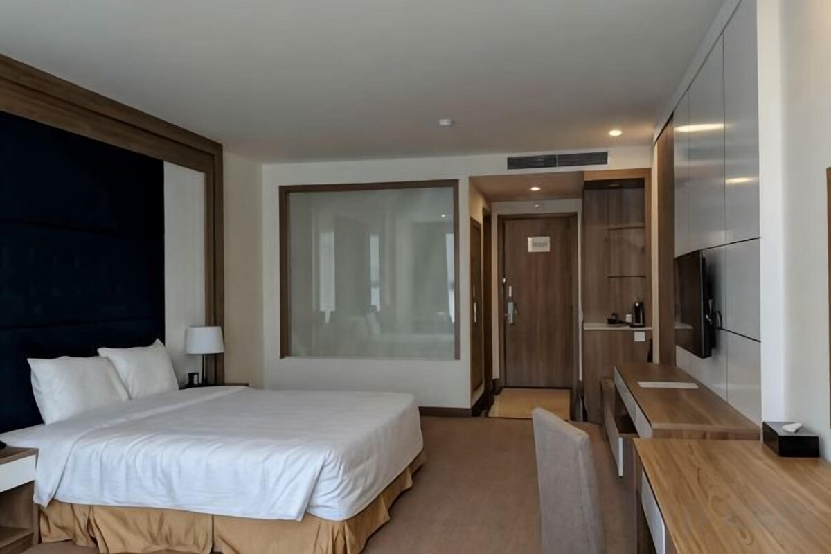Minibar, coffres-forts dans les chambres, bureau
