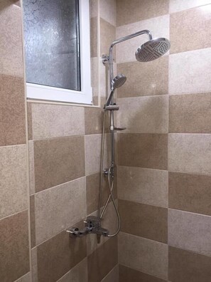 Dusche, kostenlose Toilettenartikel, Haartrockner, Bademäntel