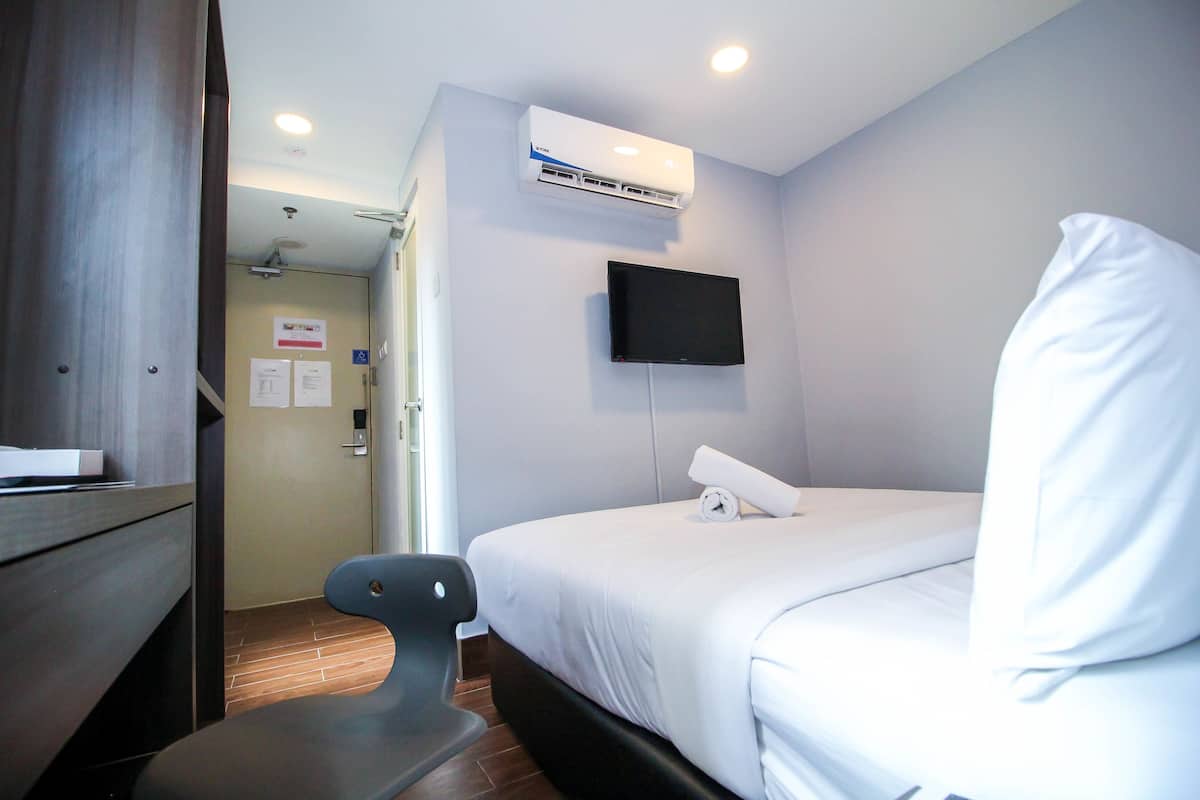 Deluxe Double Room, 1 Queen Bed, Ensuite, City View | 1 bedroom, in-room safe, desk, iron/ironing board