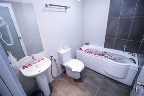 Suite – premier | Bad | Dusj, regndusjhode, toalettartikler (inkludert) og hårføner