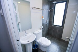 Quarto triplo família, suíte, vista para a cidade | Chuveiro