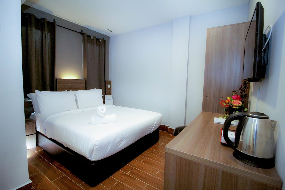 Premier Double Room, 1 Queen Bed, Ensuite, City View | 1 bedroom, in-room safe, desk, iron/ironing board