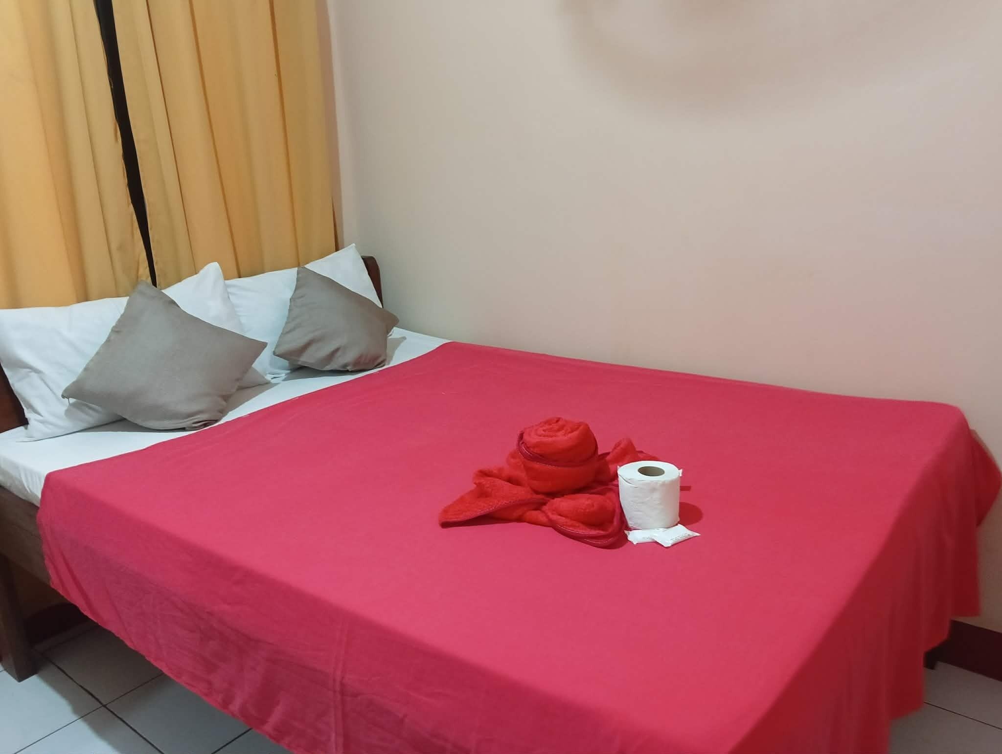 Quarto casal ou duplo básico, 1 quarto, vista para o jardim | Escrivaninha, camas extras/dobráveis (sobretaxa), roupa de cama