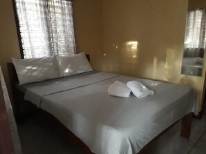 Zimmer (Aircondition) | Schreibtisch, Zustellbetten, Bettwäsche