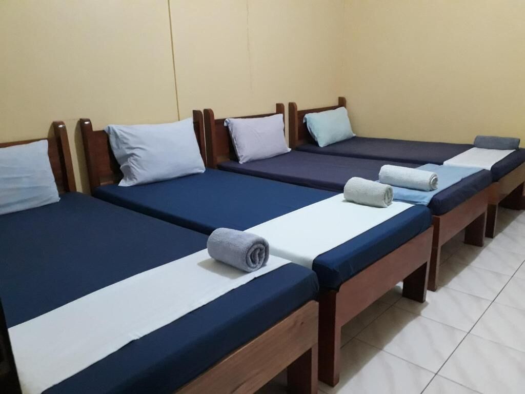 Skrivbord, extrasängar och sängkläder