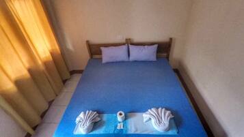 Desk, rollaway beds, bed sheets