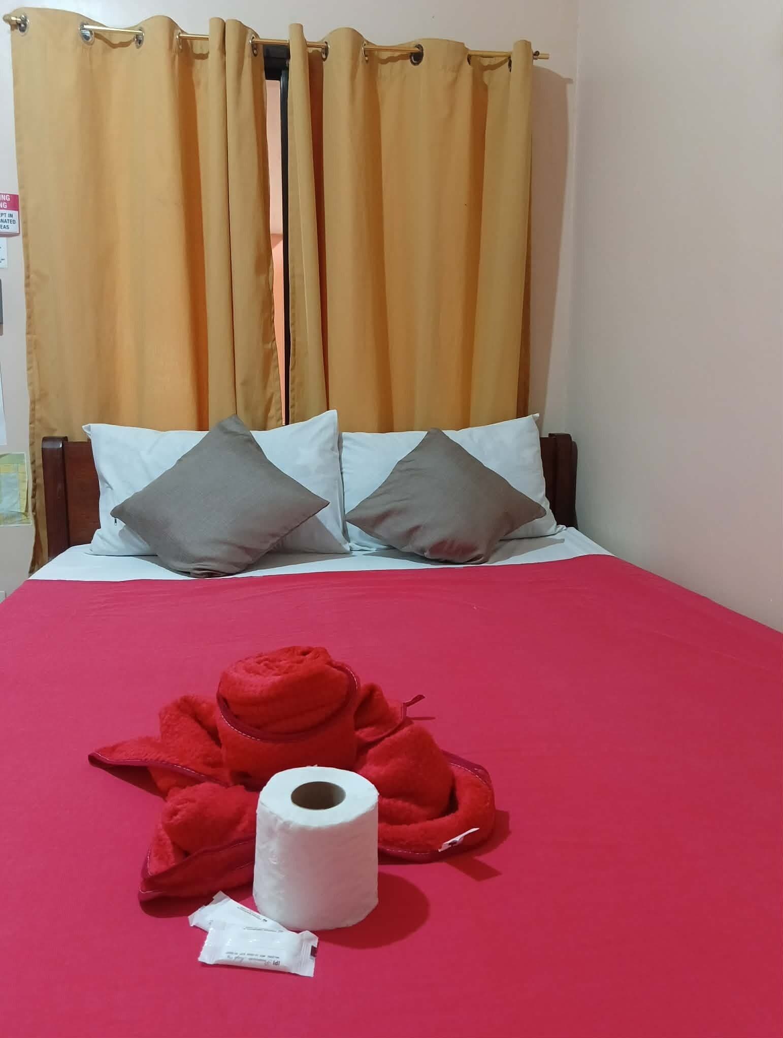 Escritorio, camas plegables/adicionales y ropa de cama 